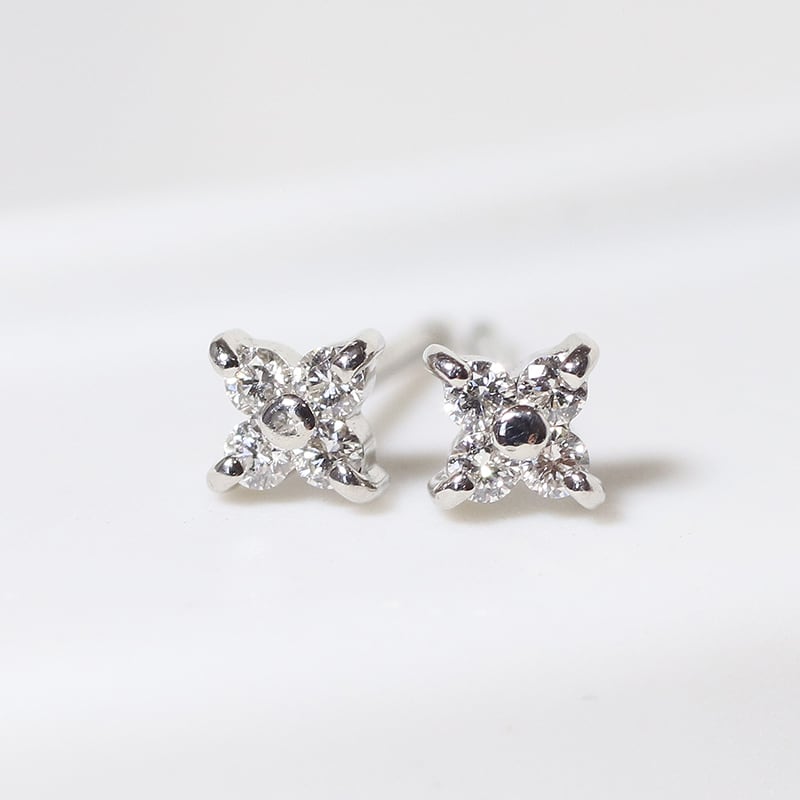 ダイヤモンドピアス　0.3ct ×２  K18YG イエローゴールド  ダイヤモンド　レディース フラワー