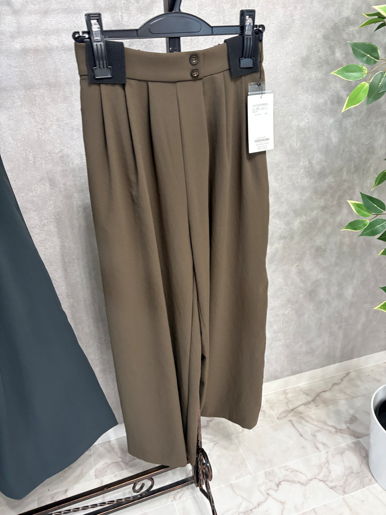 【atelier six】ノルディス　タックワイドパンツ　21269601