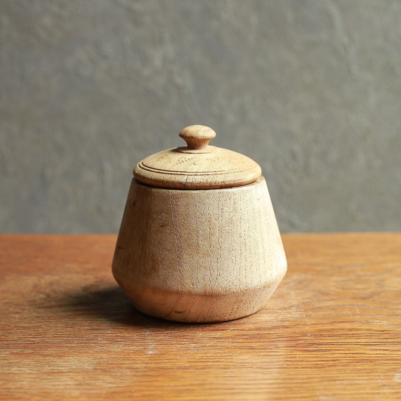 味わい深い、ぽってりフォルムの木の容器