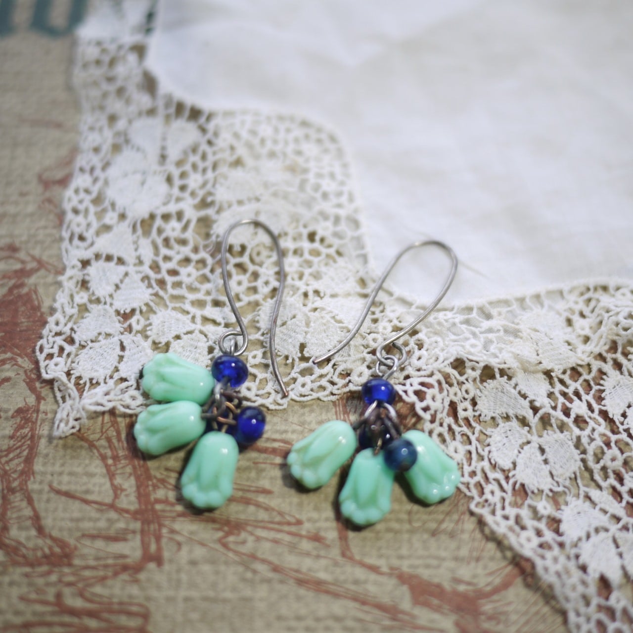 チェコガラスピアス ターコイズカラーのつりがね草 | こりすのパン屋