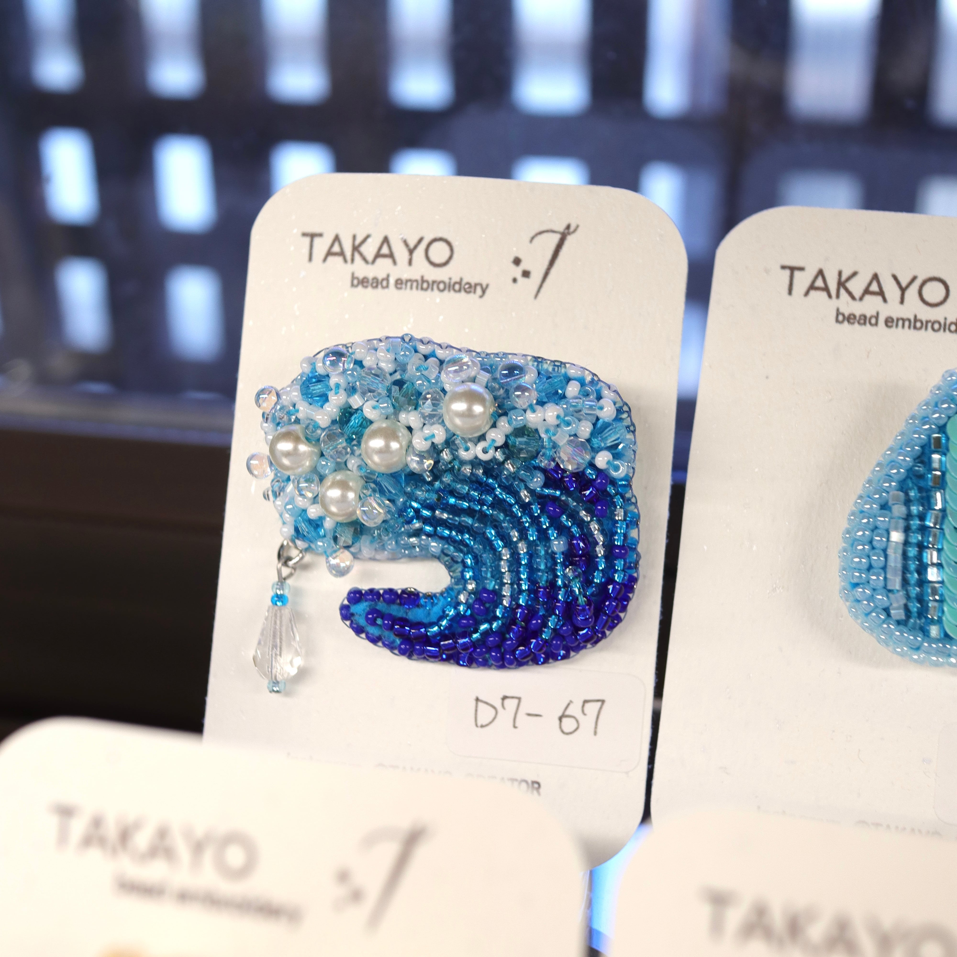 TAKAYO】オッドアイの白猫のビーズ刺繍ブローチ D7-100 | 幸多箱 本店