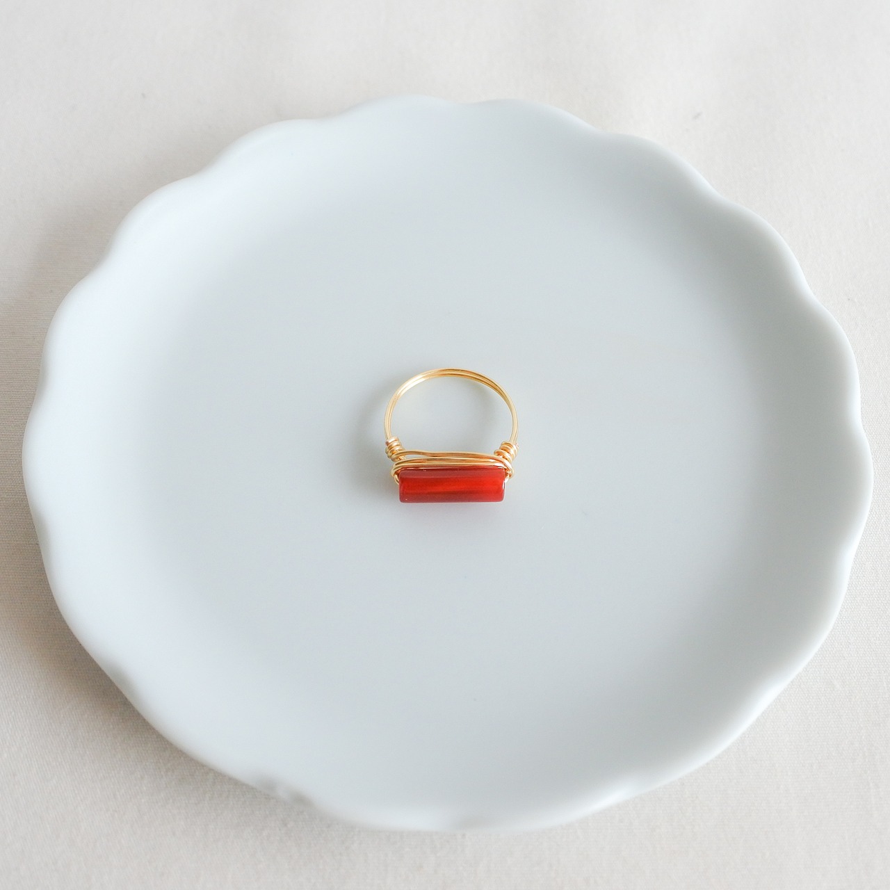 赤メノウ　ほそながい　ゴールドの指輪