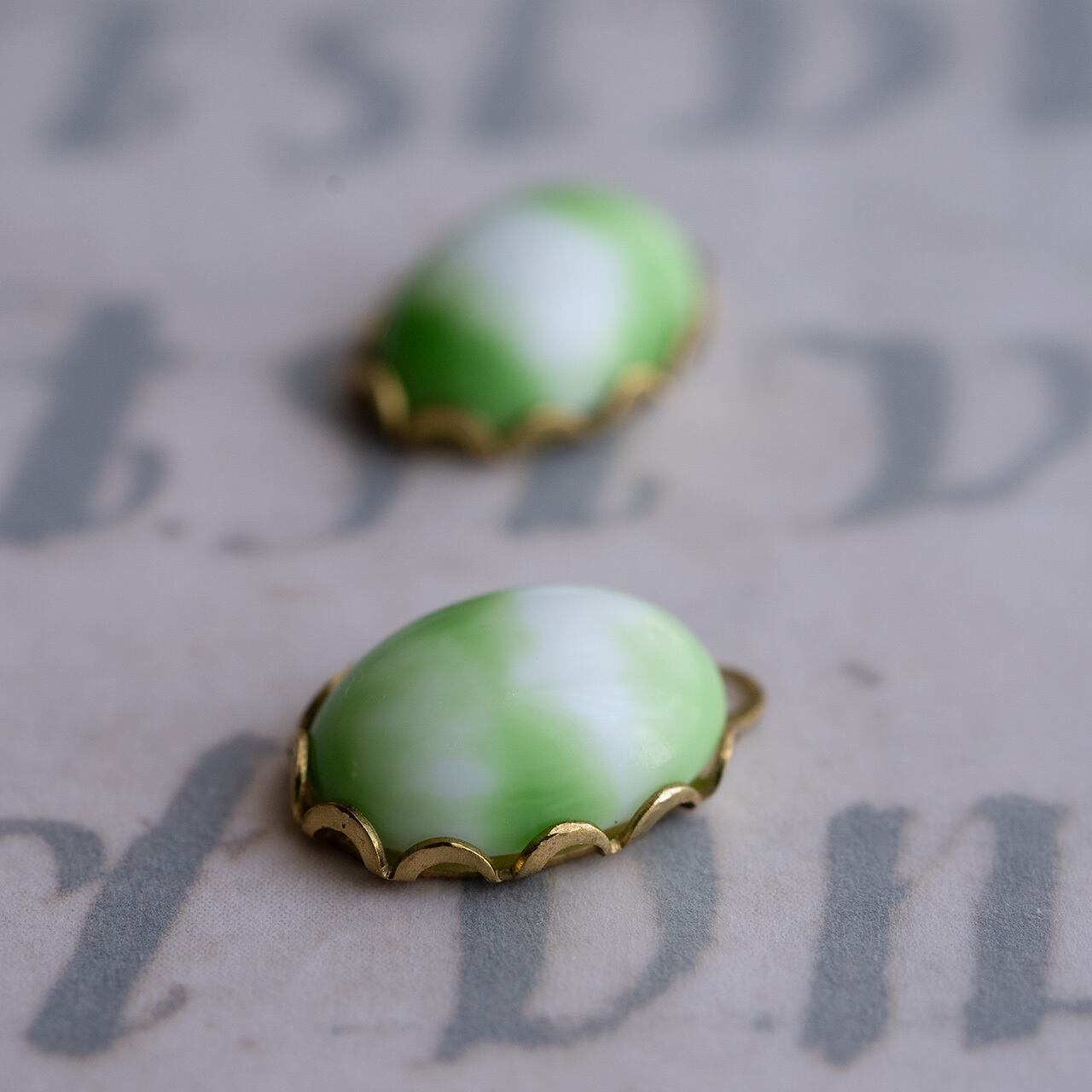 1920's ドイツ ミルクガラスのマーブルカボションチャーム (グリーン・2コ)