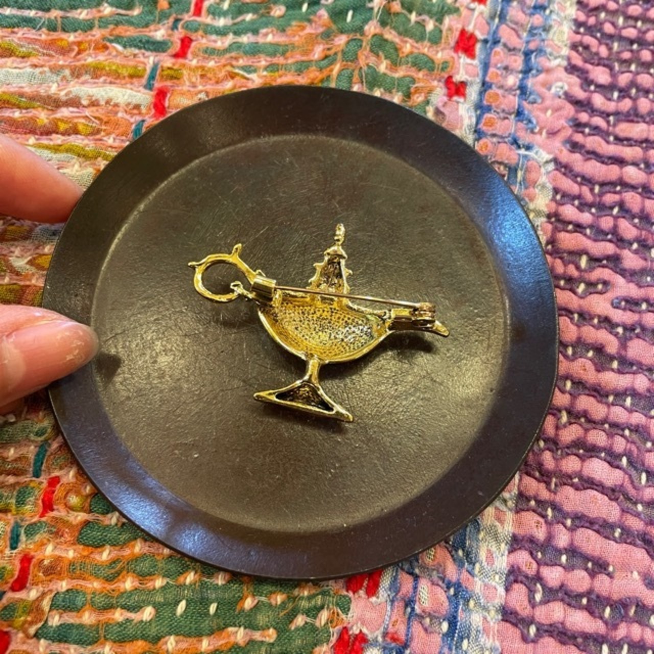 TOPANGA Jewelry Bijou art brooch Magic Lamp Gold / ビジューアートブローチ 魔法のランプ ゴールド プレゼント プチギフト ジャケット 帽子 バッグ ニット キラキラ アクセサリー かわいい ファッション小物