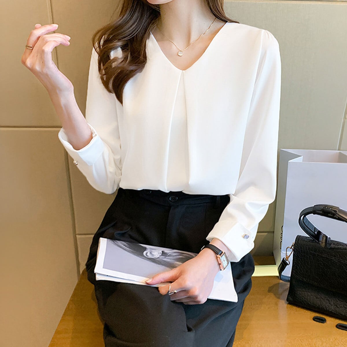 シフォン ブラウス Vネック レディース 春秋 タック きれいめ 大人 通勤 ビジネス オフィス OL 参観日 入学式 卒業式 入園式 卒園式 光沢 体型カバー シンプル 大人可愛い 大人女子
