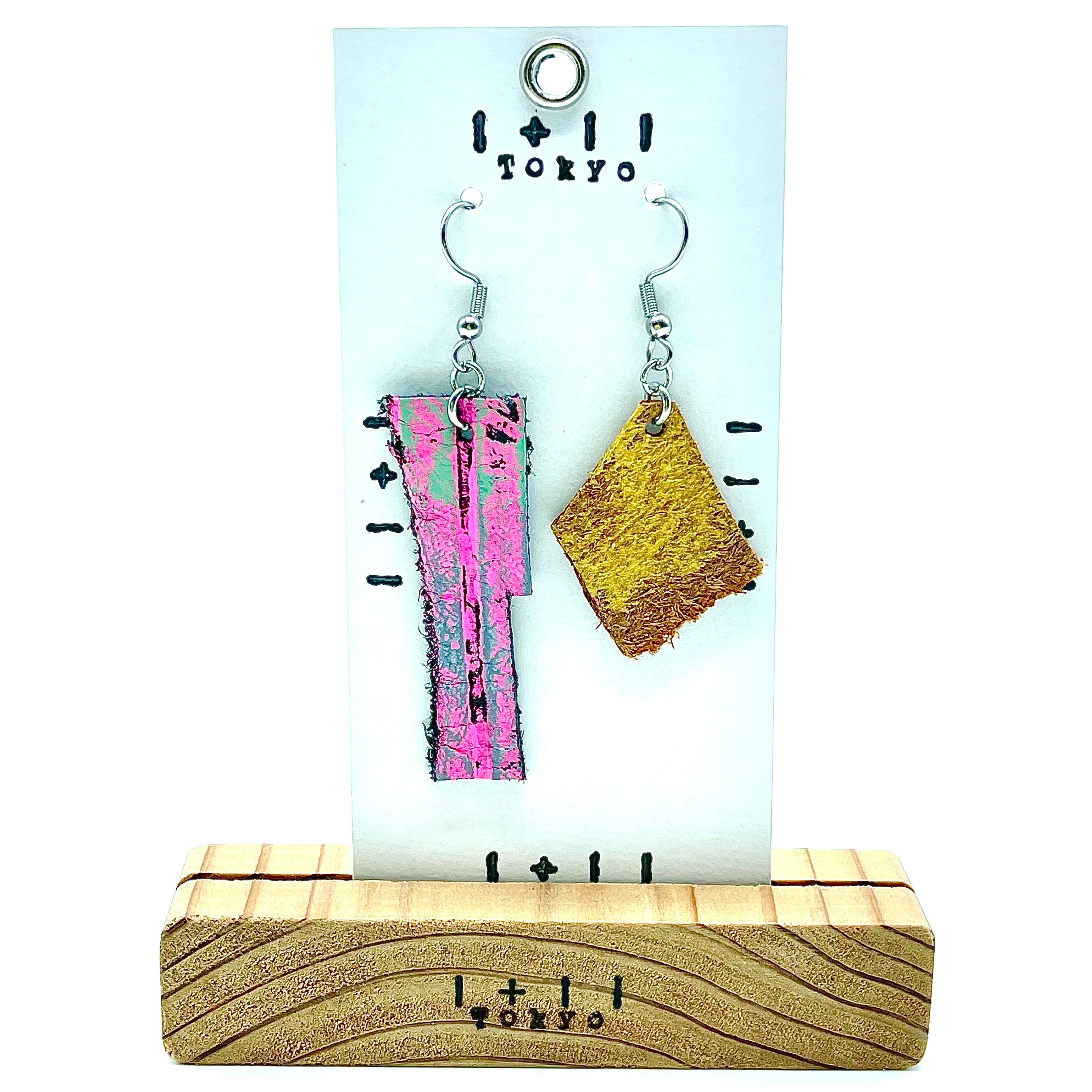 革ピアス　ショッキングピンクとダイヤ　本革