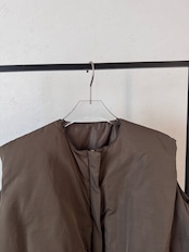 【予約1週間】ノーカラーマットファイバーダウンvest/オリーブ