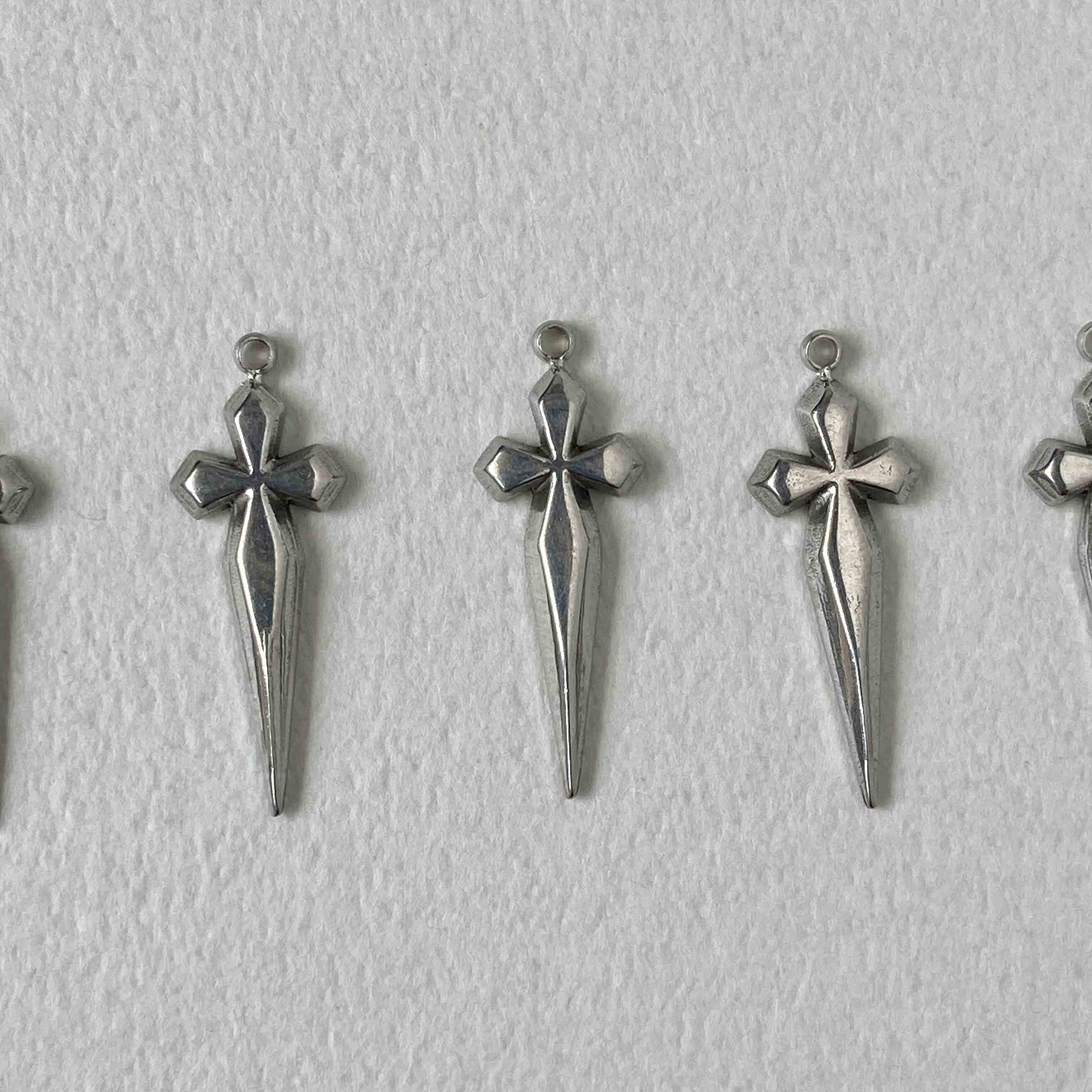 カ*ス様 900g前後アクセサリーまとめ売り ソードモチーフのクロス ステンレスチャーム | Dua-アクセサリーパーツ