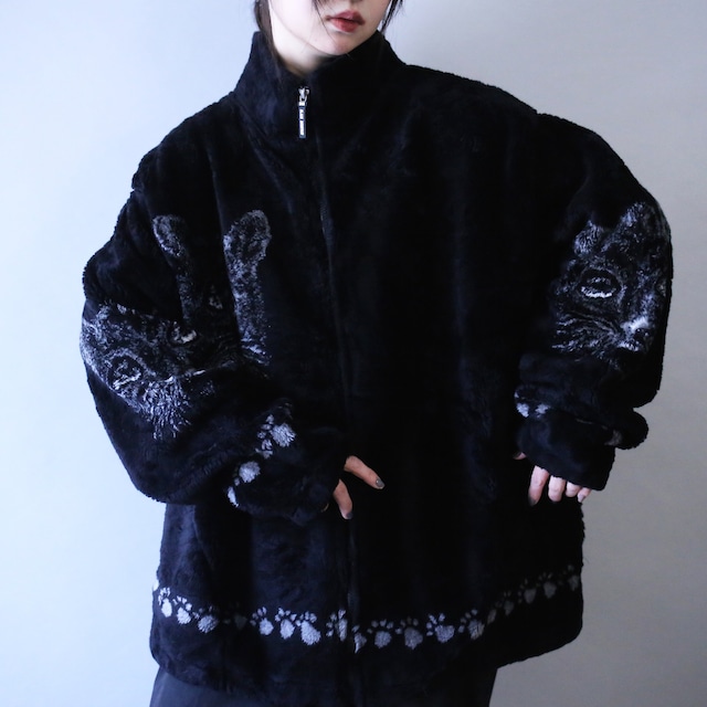 "90's BLACK MOUNTAIN" dark cat pattern over silhouette fleece jacket