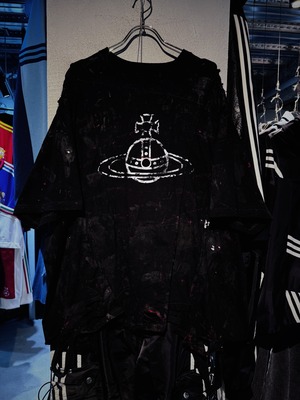 "vivid notes"The Anarchist's Layered Orbit black T-shirt