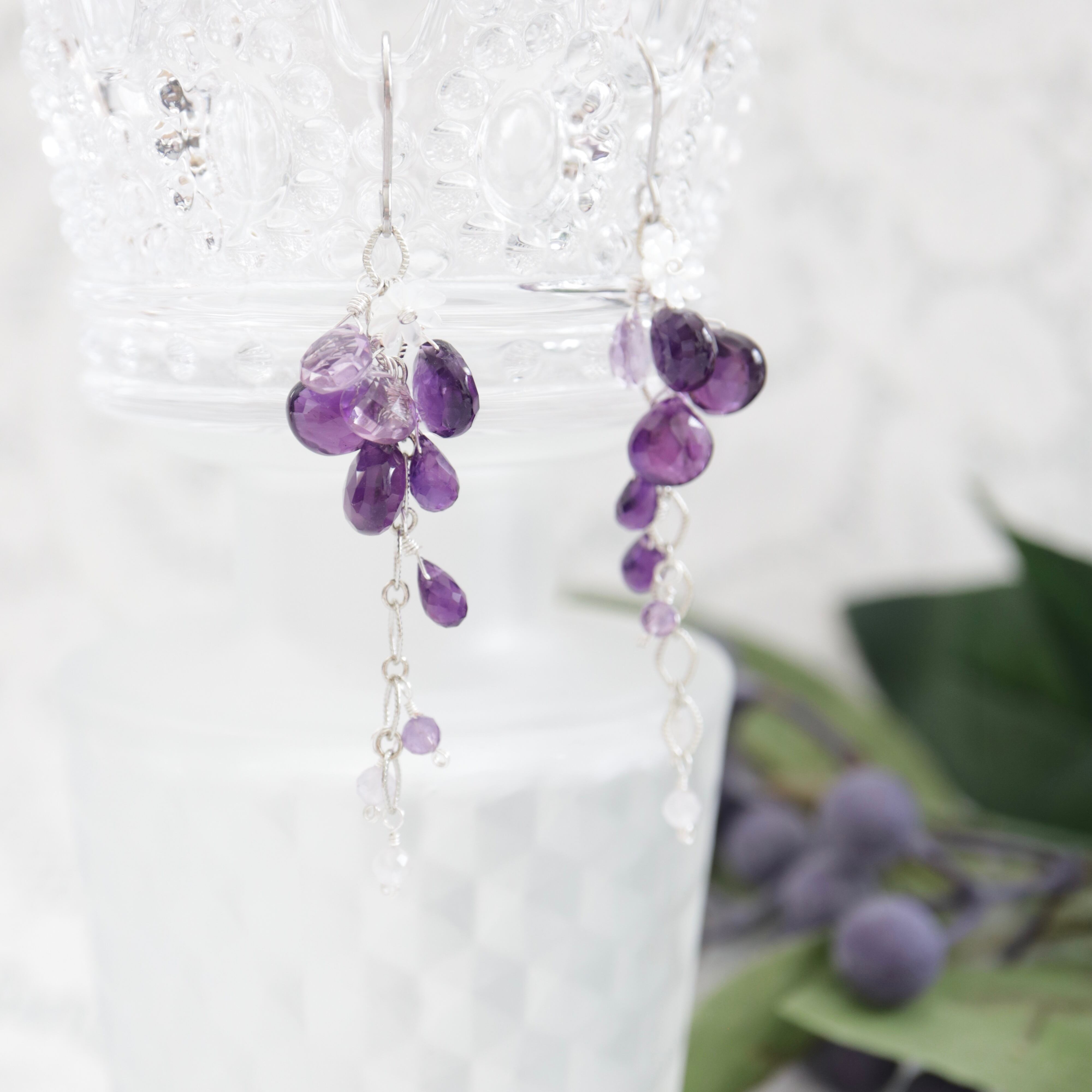 【1点もの】アメジストのロングピアス《藤の雫》|紫水晶 天然石アクセサリー 揺れる ぶどうデザイン 花モチーフ