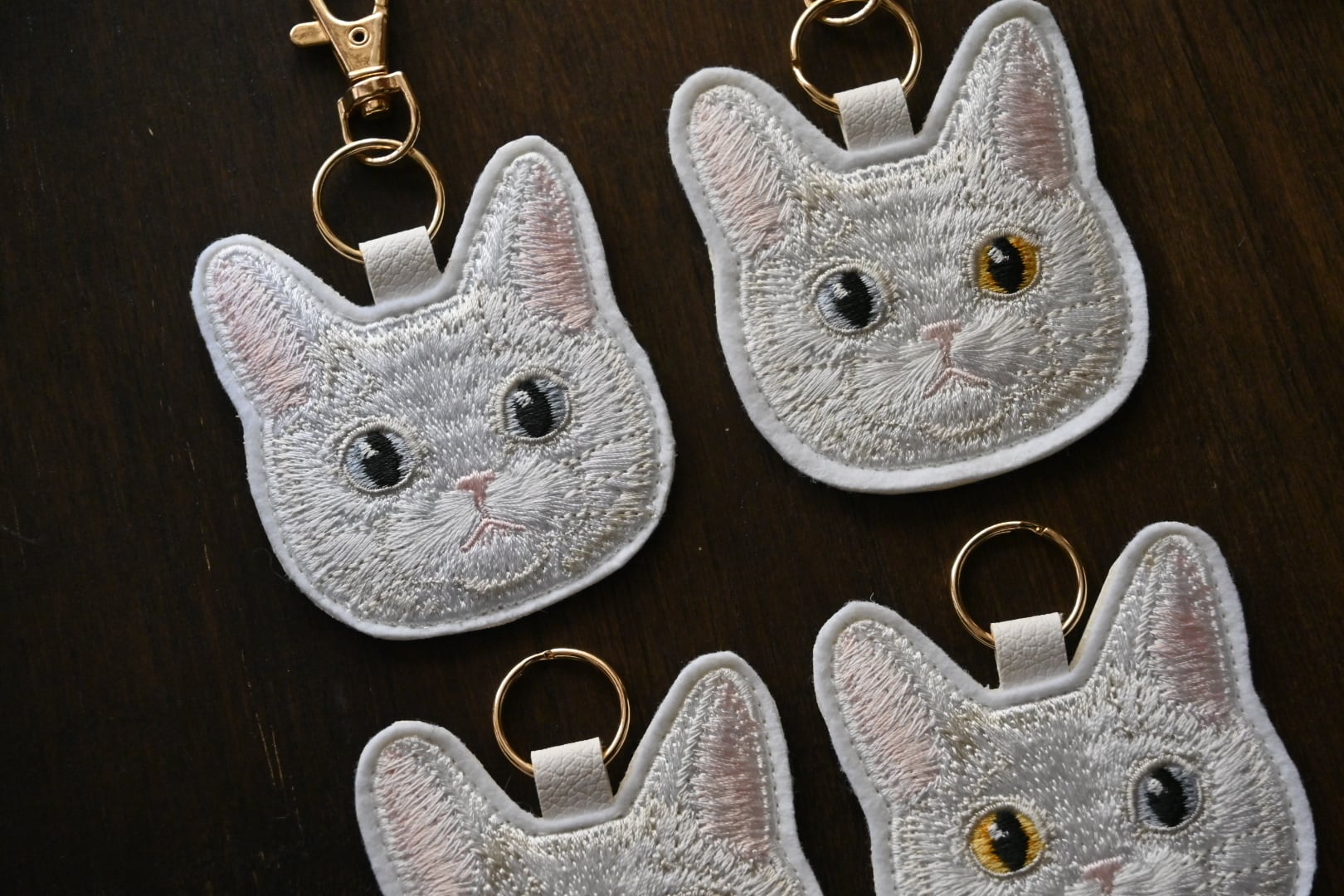 白い猫の刺繍キーホルダー 白猫ちゃんのキーホルダー【短毛】 | 猫と暮らす洋裁店