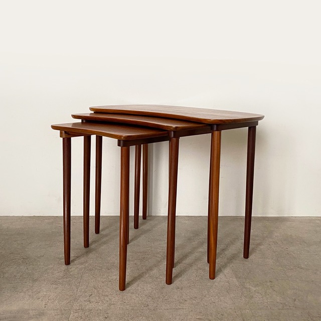 Nesting table / TB010