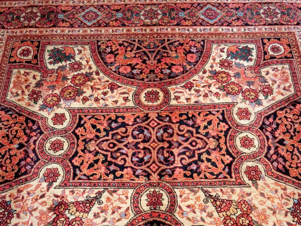 ペルシャ絨毯　手織り シラーズ・カシュガイ産　セミアンティークリビングサイズ     ヘリス カーペット