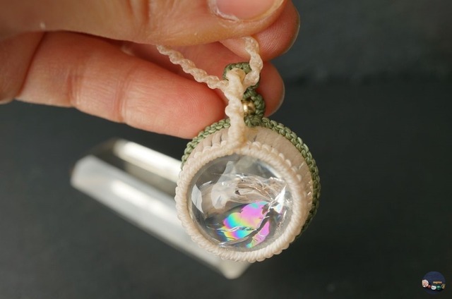 柔らかな光＊レインボー水晶（アイリスクォーツ）のマクラメネックレス  ～緑癒～