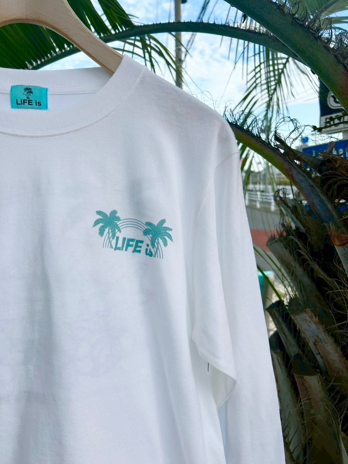 LIFE is × TAMOコラボ ワンカラーロンT ￥7,000(￥7,700)