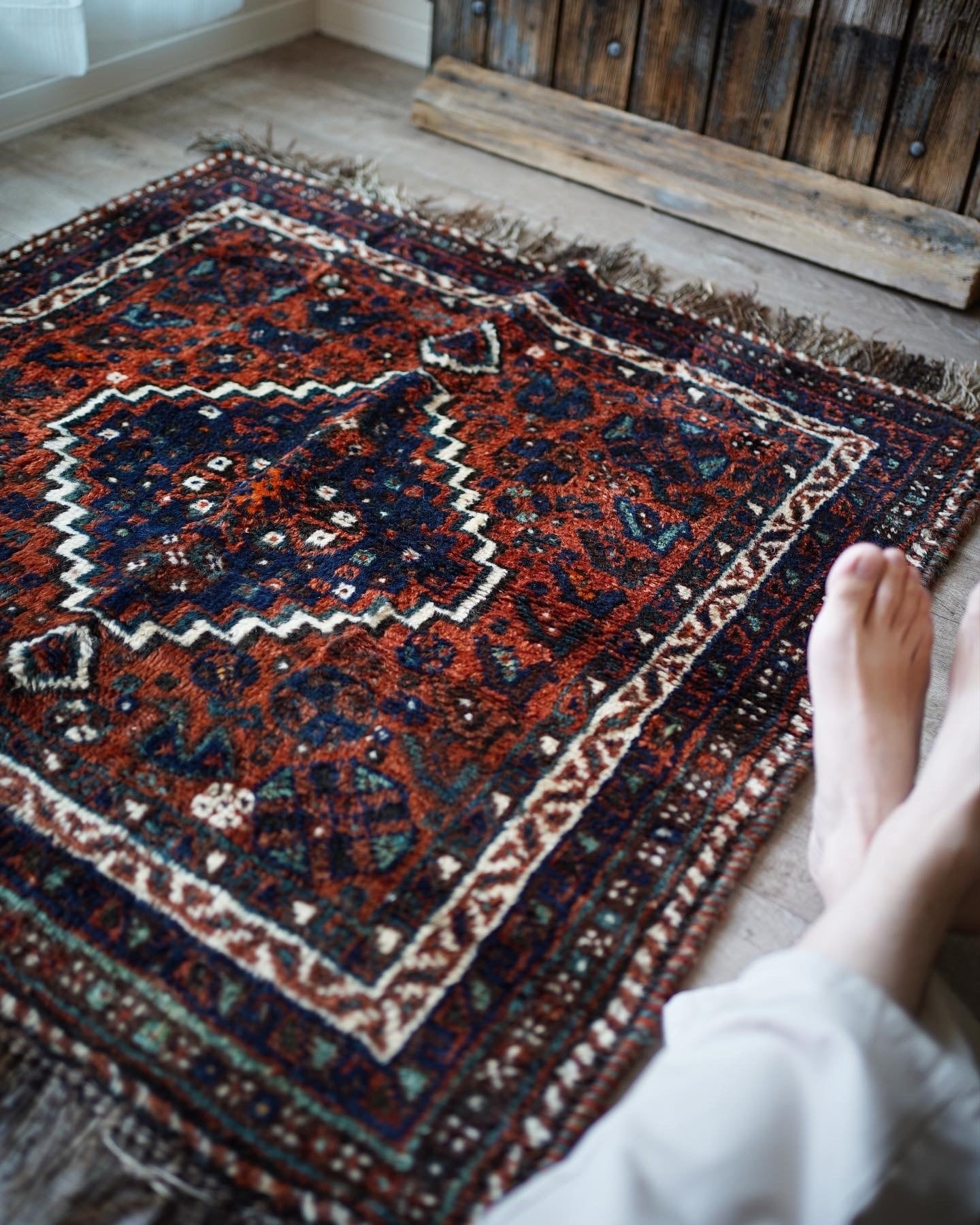 096】Semi Antique Shiraz Qashqai rug 1940's | ヴィンテージラグ専門