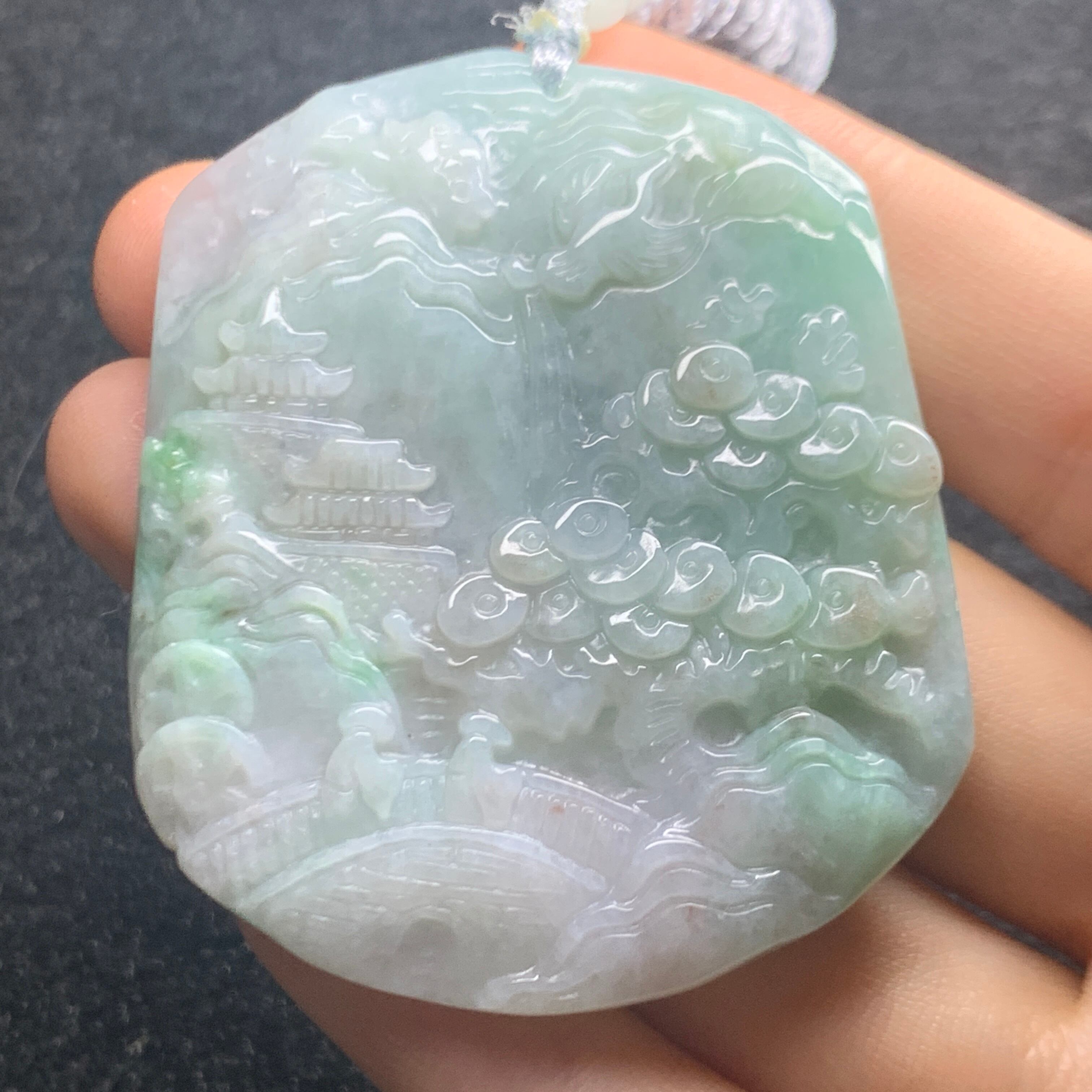 本翡翠ペンダント 山水 天然 根付 春彩 手彫り 師匠作品 ギフト