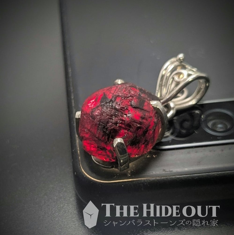 ヒマラヤ産鉱物アクセサリー032 ヒマラヤ産アルマンディンガーネット原石ペンダント この面白さを体感せよ