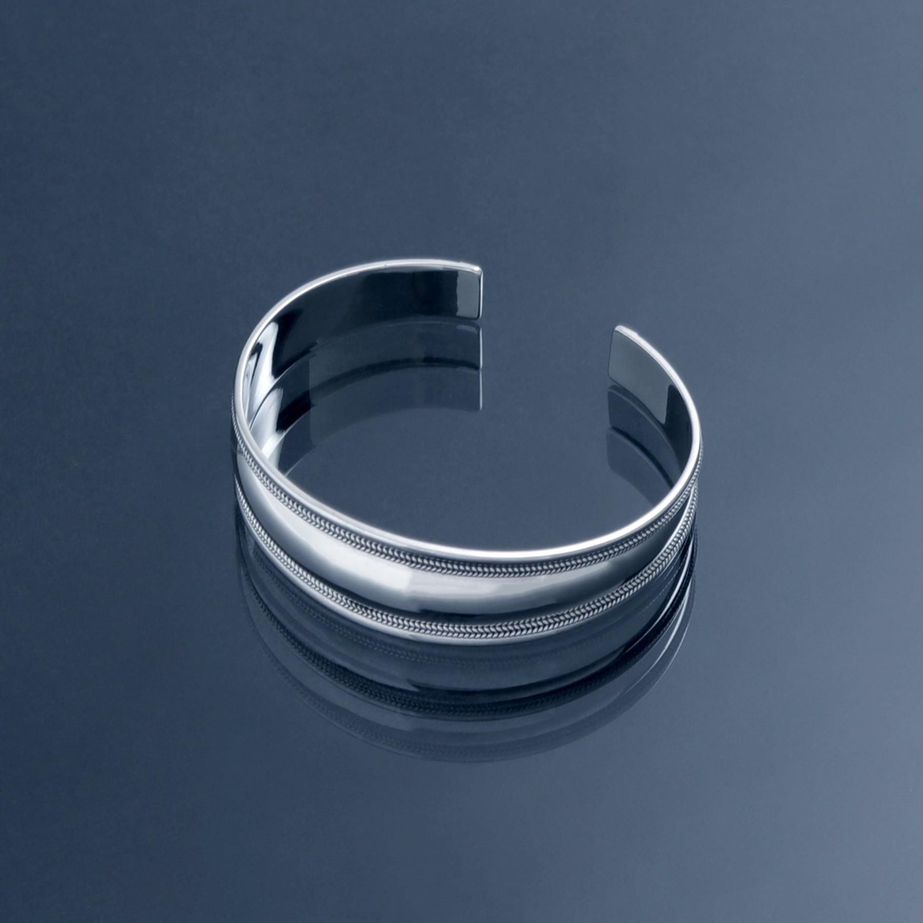 central bulge flat design bangle [kibuo] / Y2307KHB5203 | YArKA