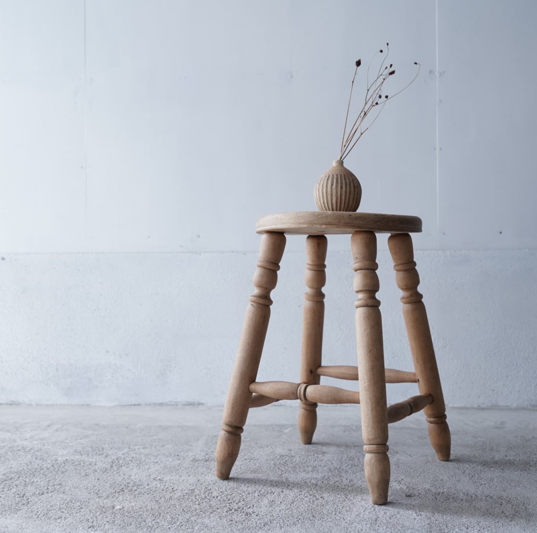 ろくろ脚のスツール