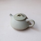 ペールブルーのティーポット