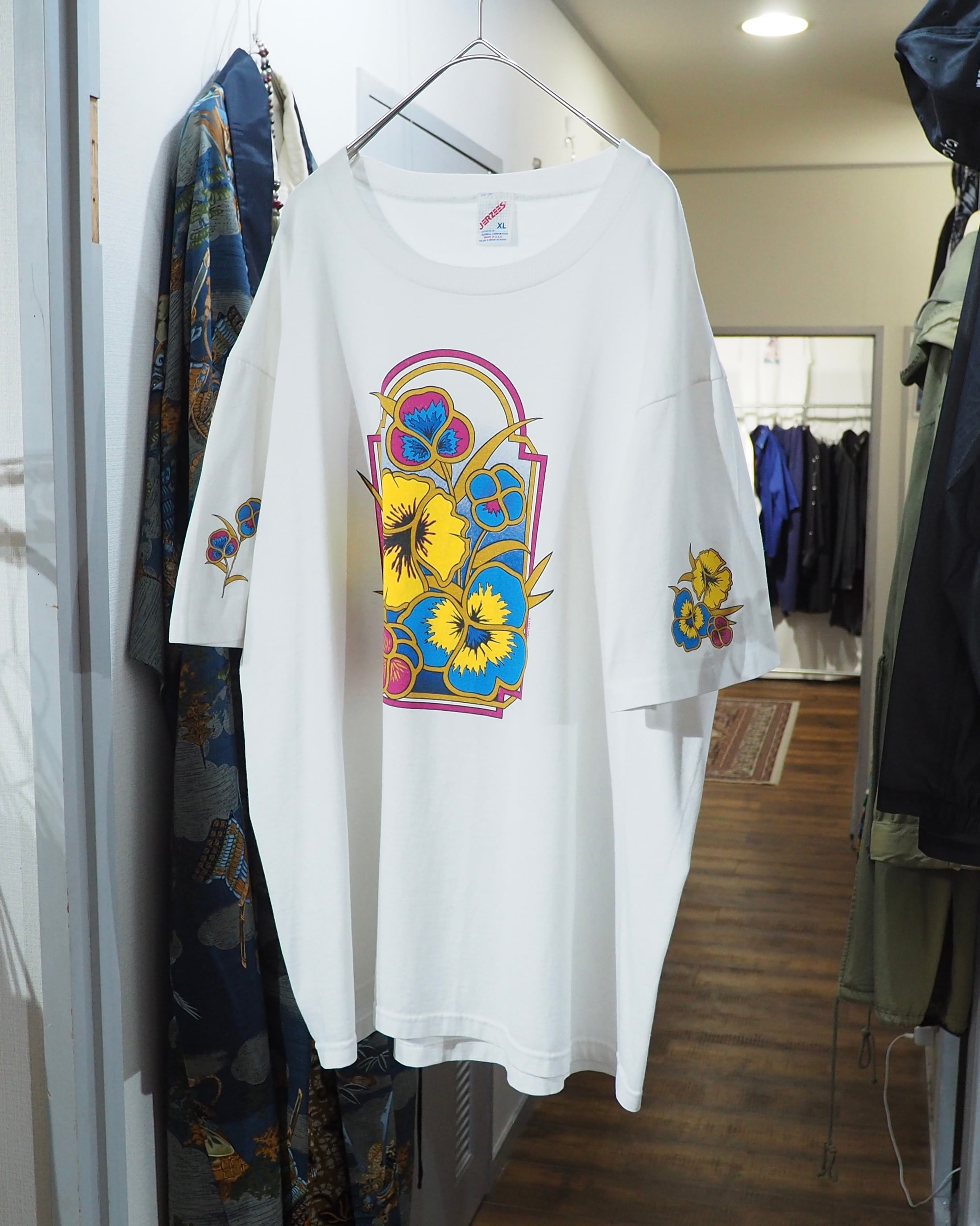 1990s ” 珍品 - Made in USA ” Beautiful Flower Double sided Printed vintage SS Tee