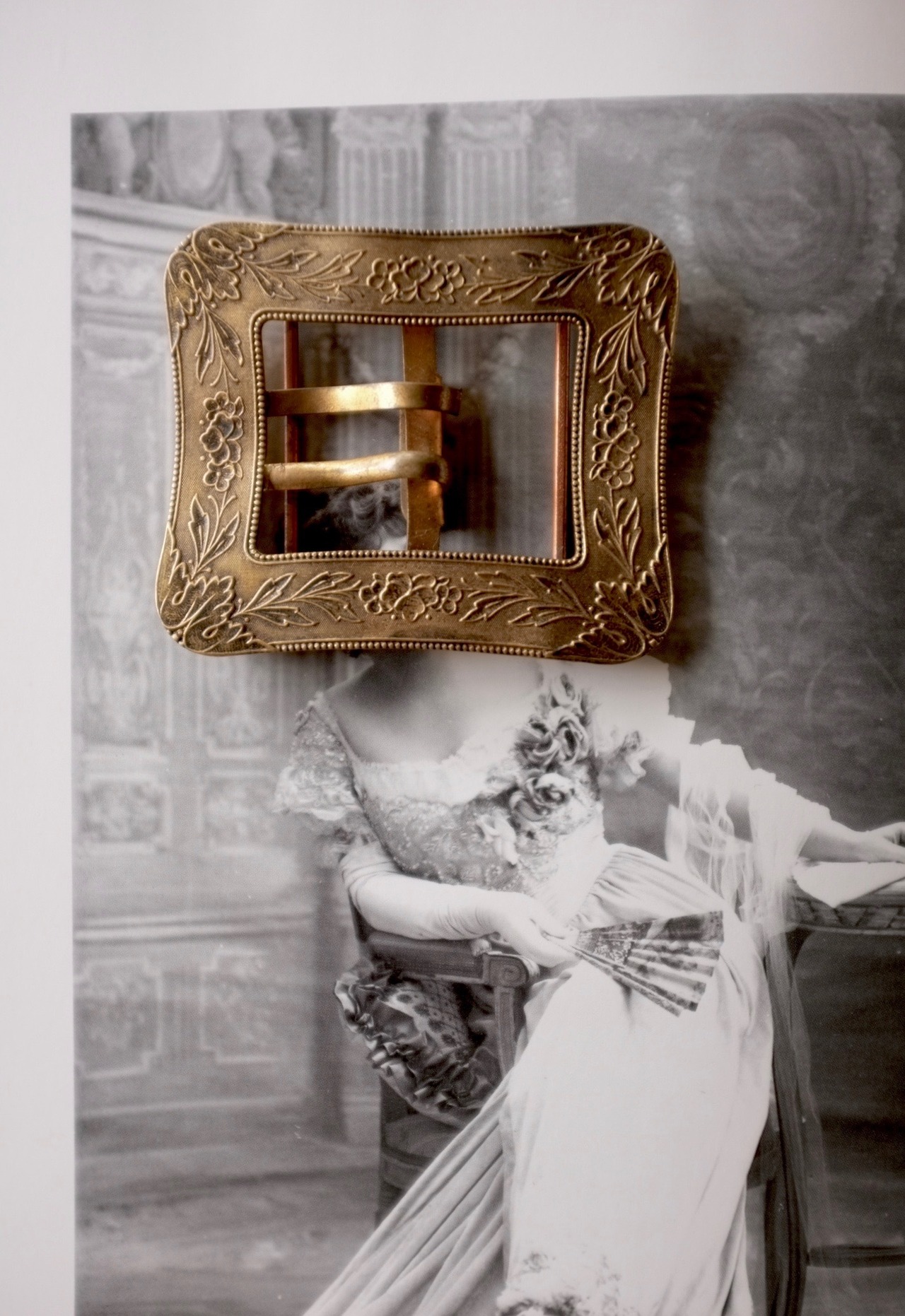 フランス 8c 菫たちの真鍮製バックル アンティーク