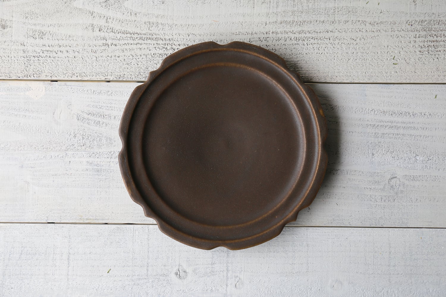 サビ釉 彫刻皿8寸 | 古谷製陶所