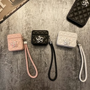 AirPods Pro3/2/1ケース AirPods4/3/2/1ケース キルティング カメリア エアポッズカバー 編み込みストラップ付き レザー調 イヤホンケース 全面保護 ホワイト ブラック ピンク 高級感 エレガント 大人可愛い 韓国