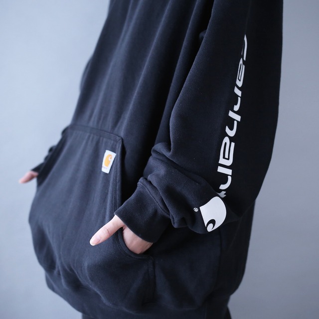 "Carhartt" sleeve logo printed over silhouette black sweat parka