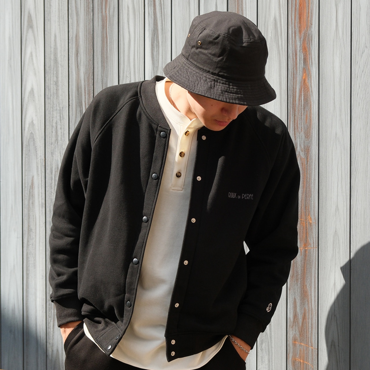 ロゴ刺繡入りバケットハット