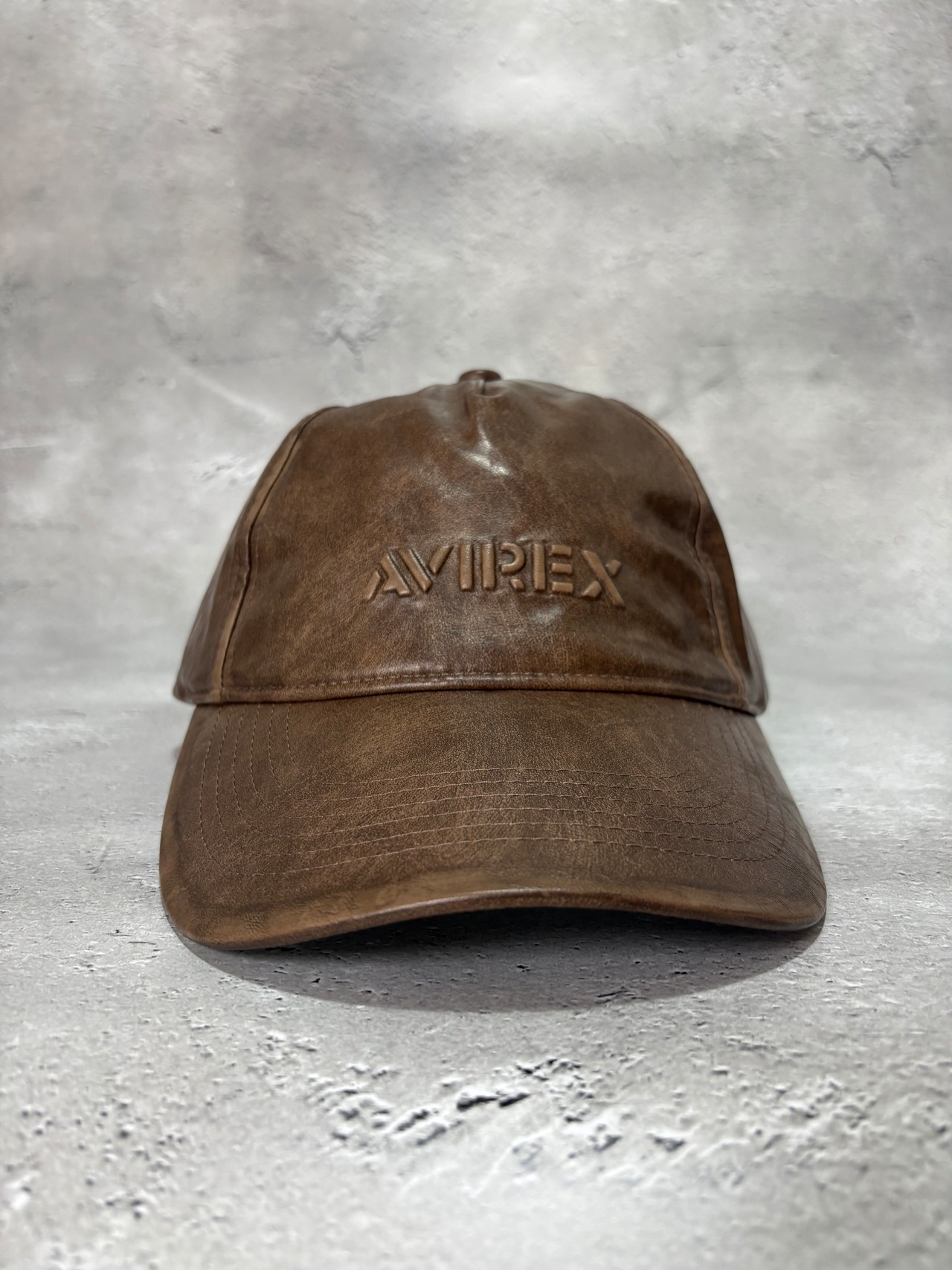 AVIREX / アヴィレックス AXエンボスロゴPU 6Pキャップ フェイクレザー カーブバイザー 2026年秋冬 ブラウン