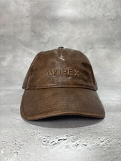 AVIREX / アヴィレックス AXエンボスロゴPU 6Pキャップ フェイクレザー カーブバイザー 2026年秋冬 ブラウン