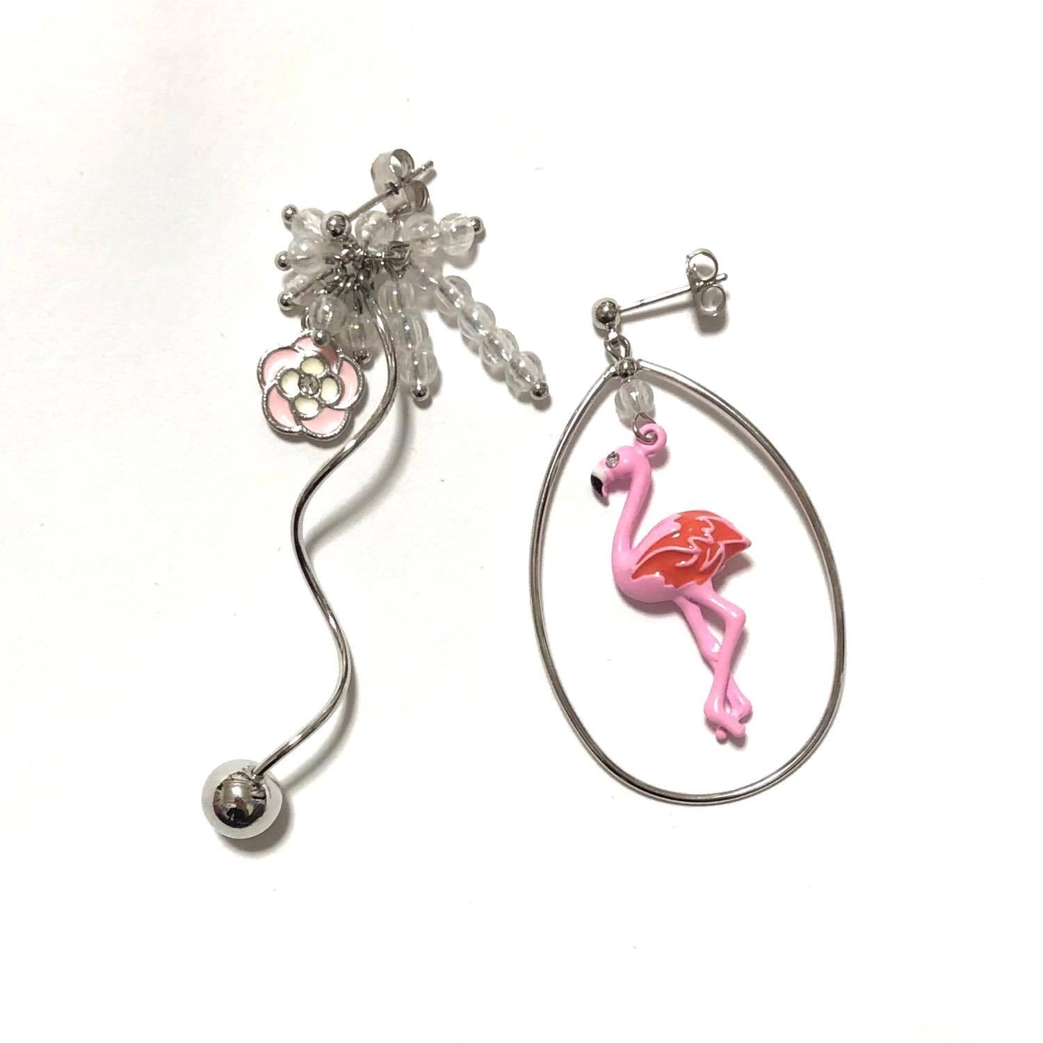 お花とフラミンゴのアシンメトリーピアス | Dua-アクセサリーパーツ