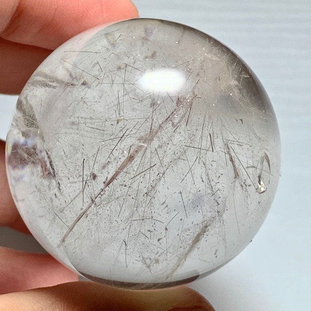 4.透明度高く大きい水晶たまご・可愛い台座付き