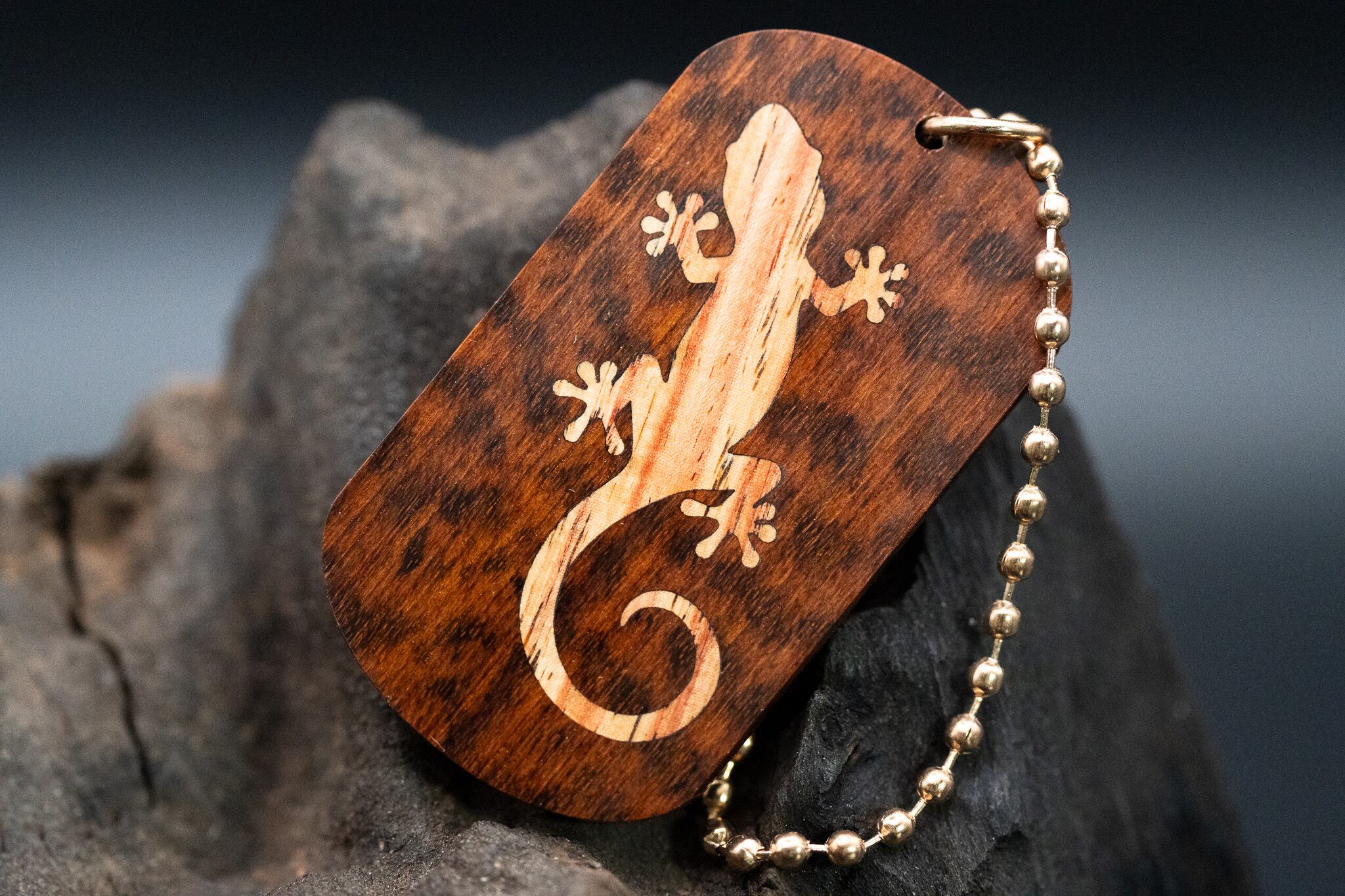 【 木のダイヤモンド 】スネークウッド ドッグタグ 象嵌 木登りトカゲ