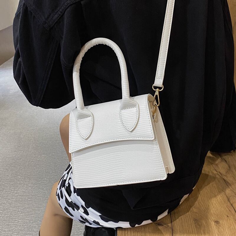 センスの小さいバッグ、ウエスタンスタイルの女性バッグ、2020年人気の新しい流行のファッションオールマッチワンショルダーメッセンジャーネットレッドスモールスクエアバッグ 手作りハンドバック39487960490