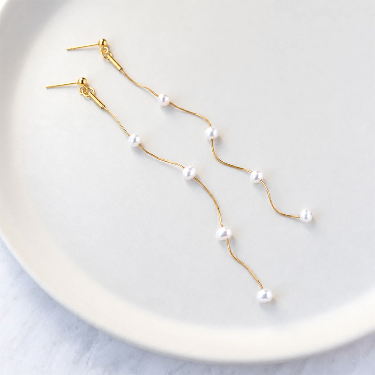 軽やかに揺れる 淡水ベビーパール ロングチェーン ピアス / イヤリング / 4.0~5.0mm 揺れるスネークチェーン 約9cm サージカルステンレス / ps-163