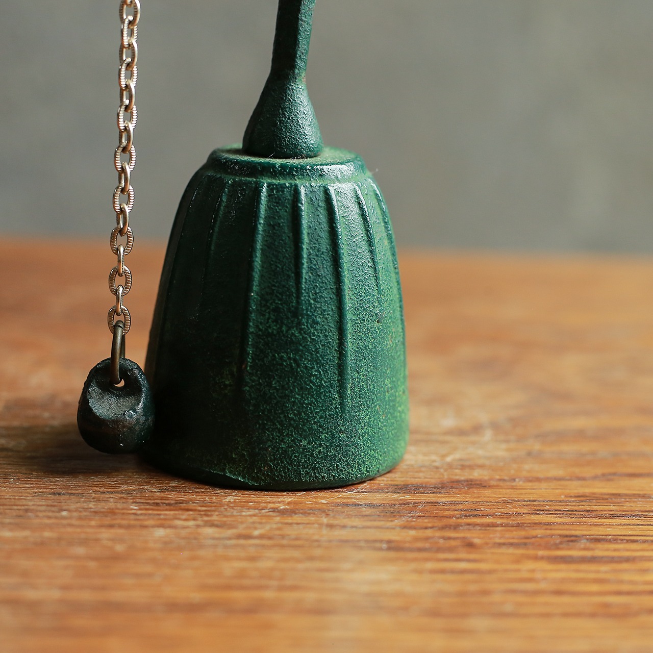 空を見ながら片足を上げる、鳥の呼び鈴