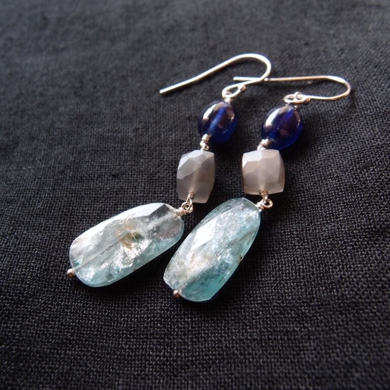 14kgf ムーンストーンとアクアカイヤナイトのピアス SV】Blue Sapphire × Gray Moonstone × Kyanite Earrings／グレー