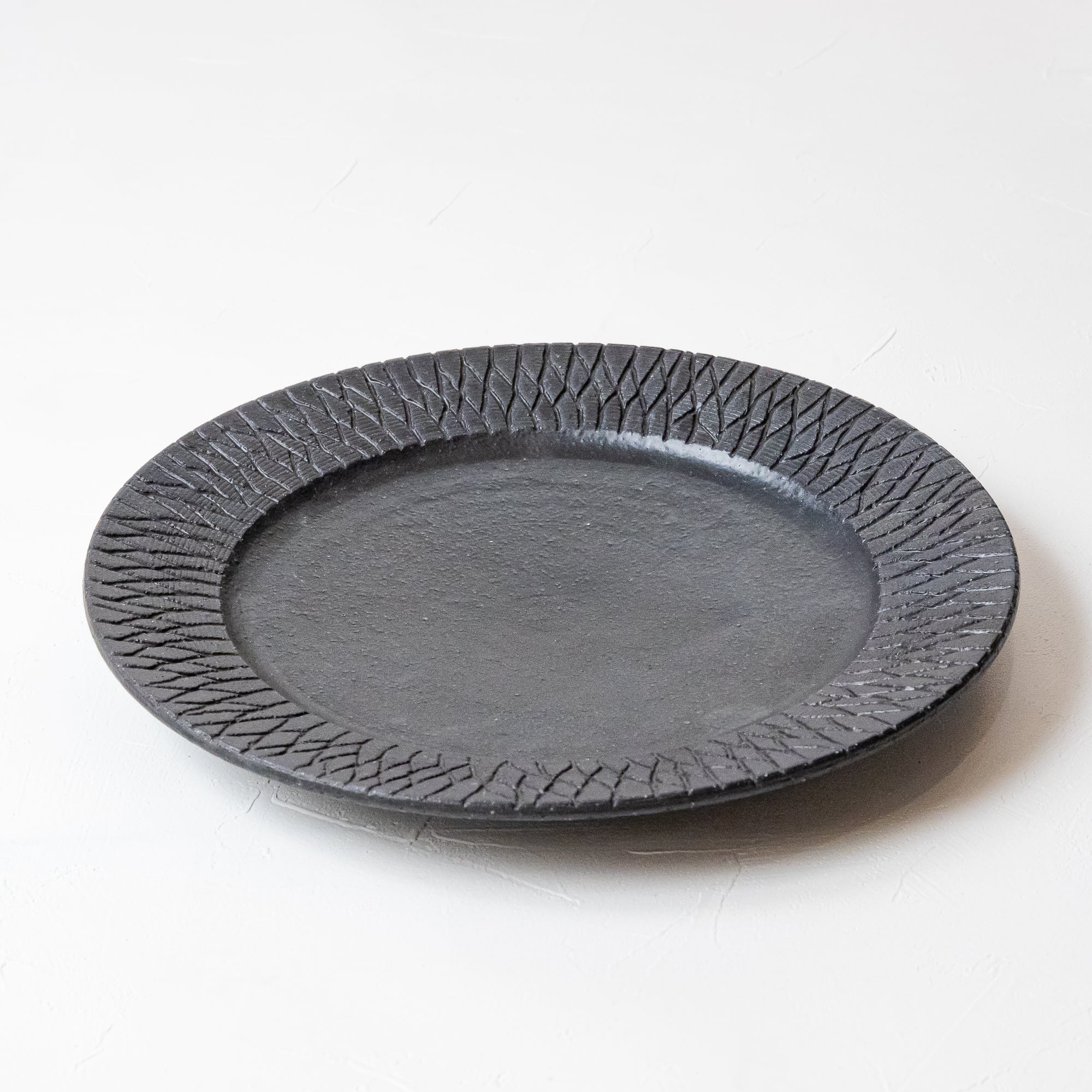 33［沖 誠］バーク 8寸リム皿 | UTSUWA KESHIKI