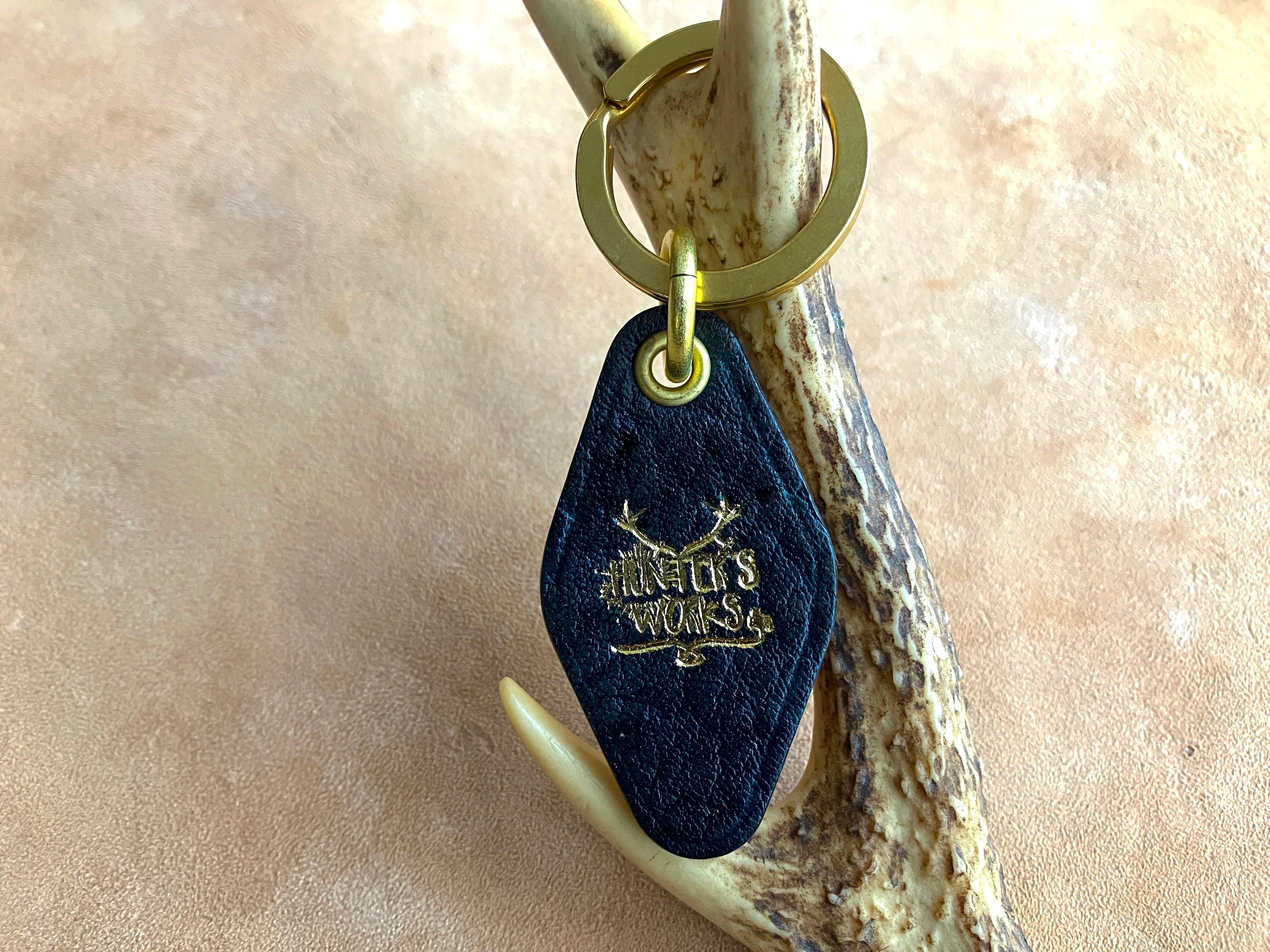 鹿革と真鍮のキーホルダー(ブランドロゴ入り) | JHCD 日本狩猟文化開発