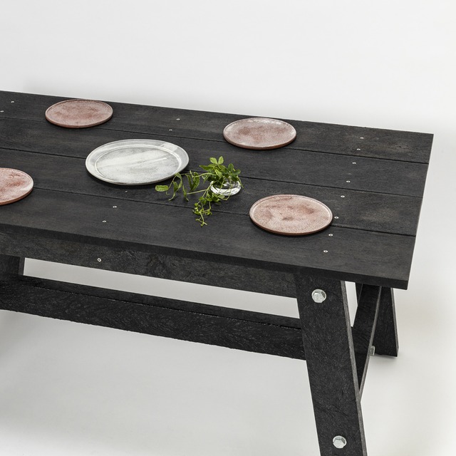 RECYCLED PLASTIC GARDEN TABLE