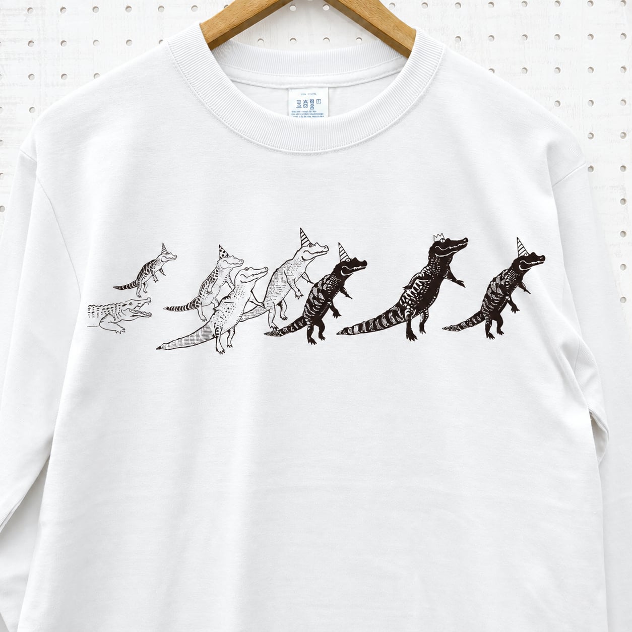 ワニ行進 長袖Tシャツ（選べる3色）｜手刷り 大人可愛い動物イラスト