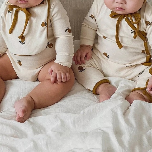 即納 洋梨柄のロンパース 帽子付き 韓国子供服 Moon Port 即納 洋梨柄のロンパース 帽子付き 韓国子供服 Moon Port