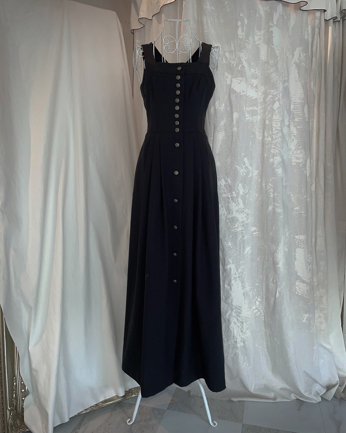 Black Vintage Sleeveless Dress Queens