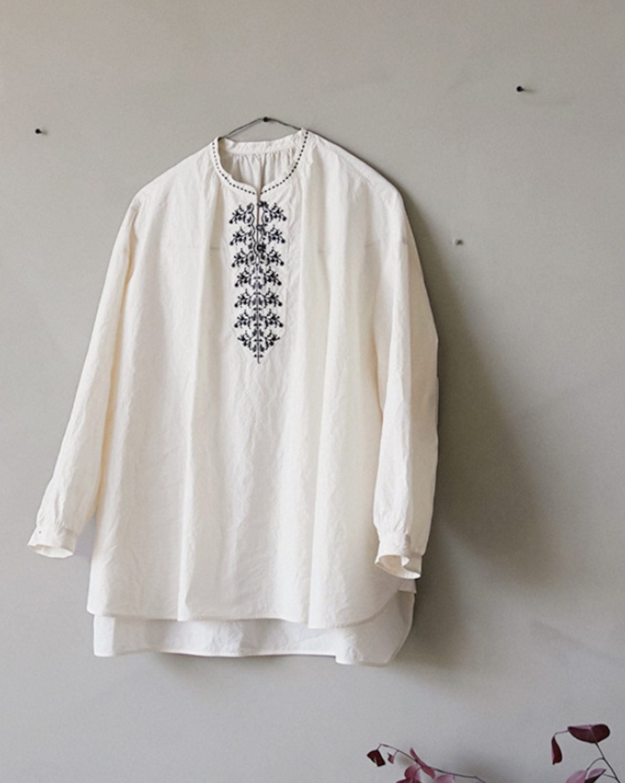 刺繍デザイン コットンブラウス ― 静かな存在感を纏う、大人ナチュラルブラウス ―
