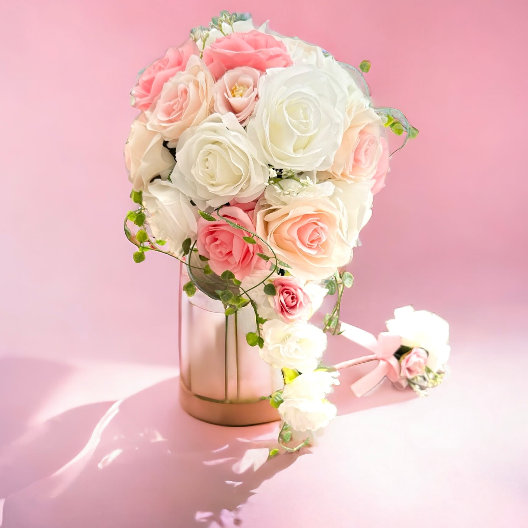 見本＊白とピンクのバラの上品キャスケードブーケ＊お花イメージ