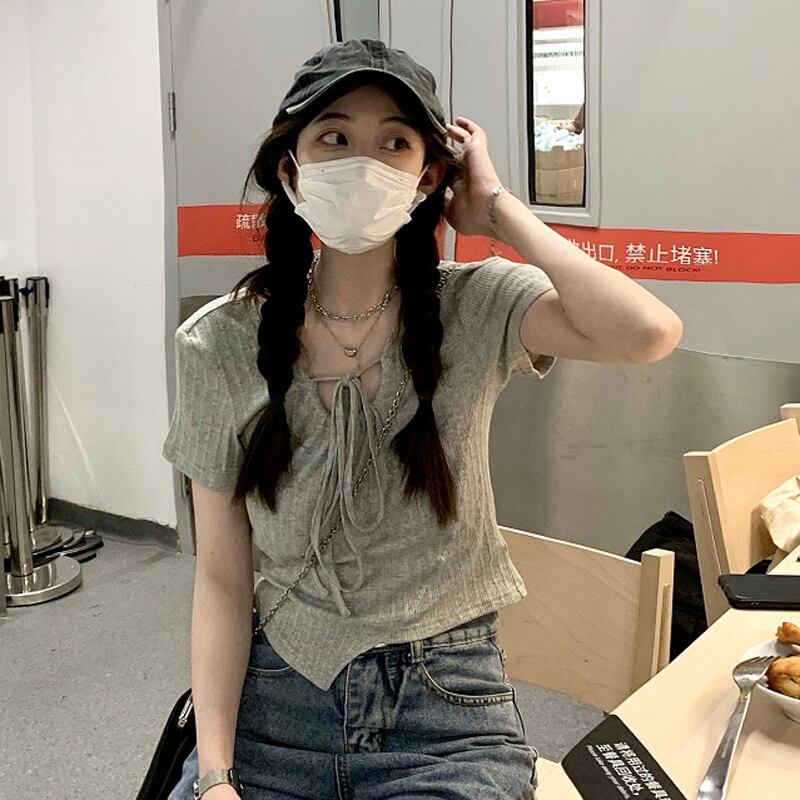 トップス レディース カットソー 半袖 Uネック リボン 薄手 紐 タイト アシンメトリー かわいい 大人可愛い シンプル カジュアル おしゃれ お洒落 ラフ 抜け感 無地 フリーサイズ ワンサイズ グレー 灰色 春 夏 学生 デート お出かけ 女子会 休日 BBQ 送料無料 公園 10代 20代 韓国 普段使い 定番 トレンド プレゼント 着回し ファッション コーデ クロップド丈 Tシャツ